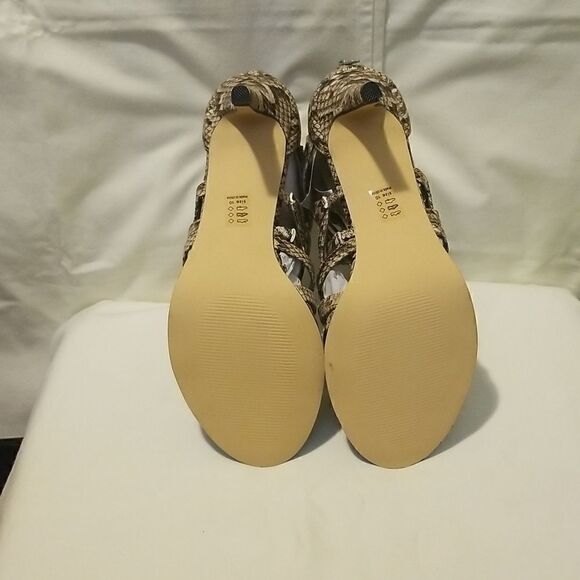 Michael Antonio Sandal   - Picture 5 of 8